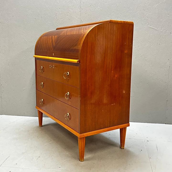 Retro träskrivbyrå med elegant design