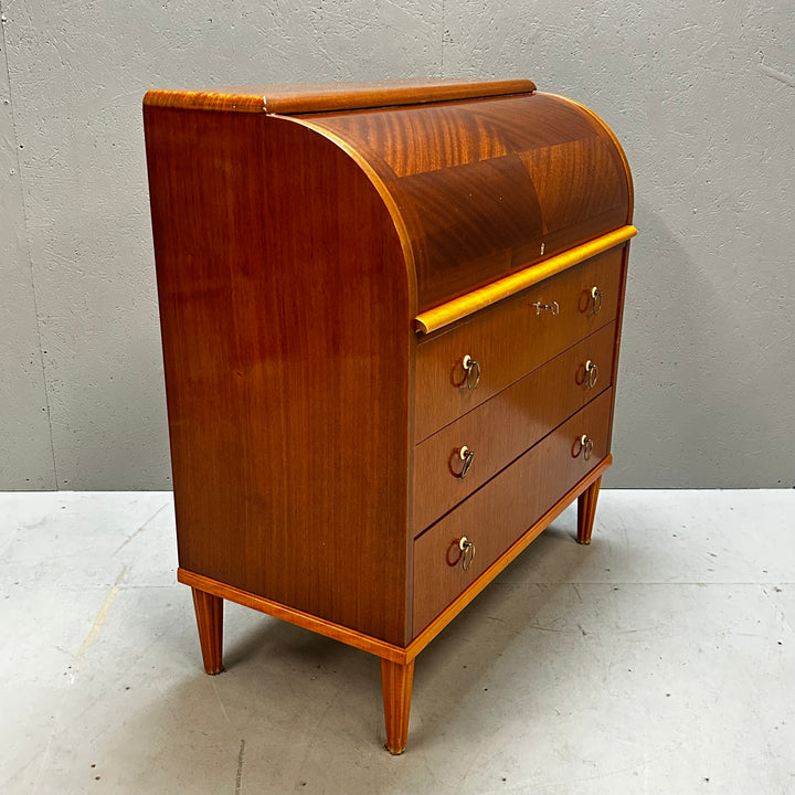 Retro träskrivbyrå med elegant design