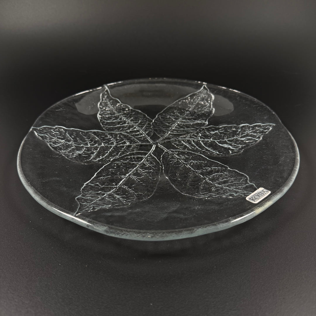 Kosta glasfat med graverat lövmotiv retro