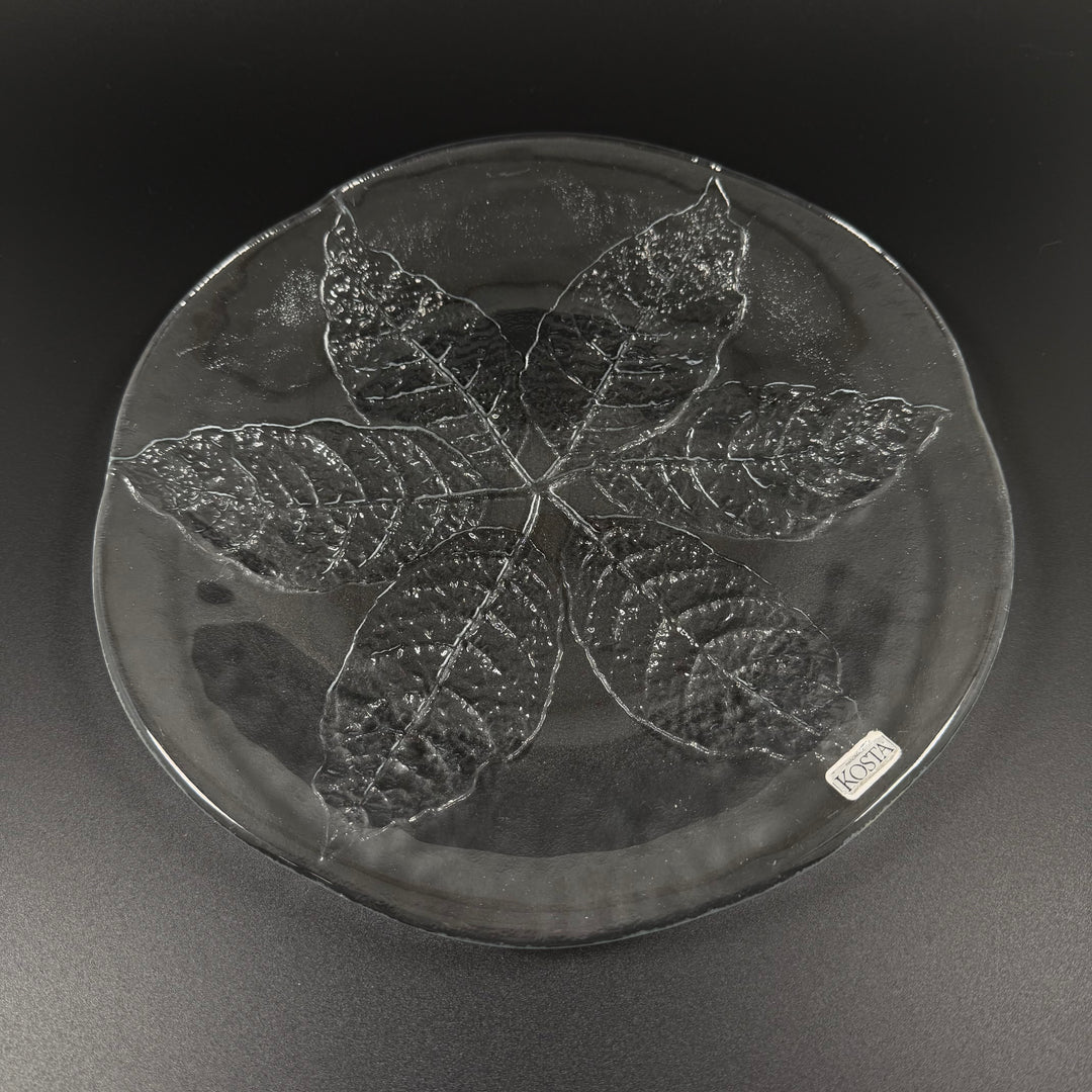 Kosta glasfat med graverat lövmotiv retro