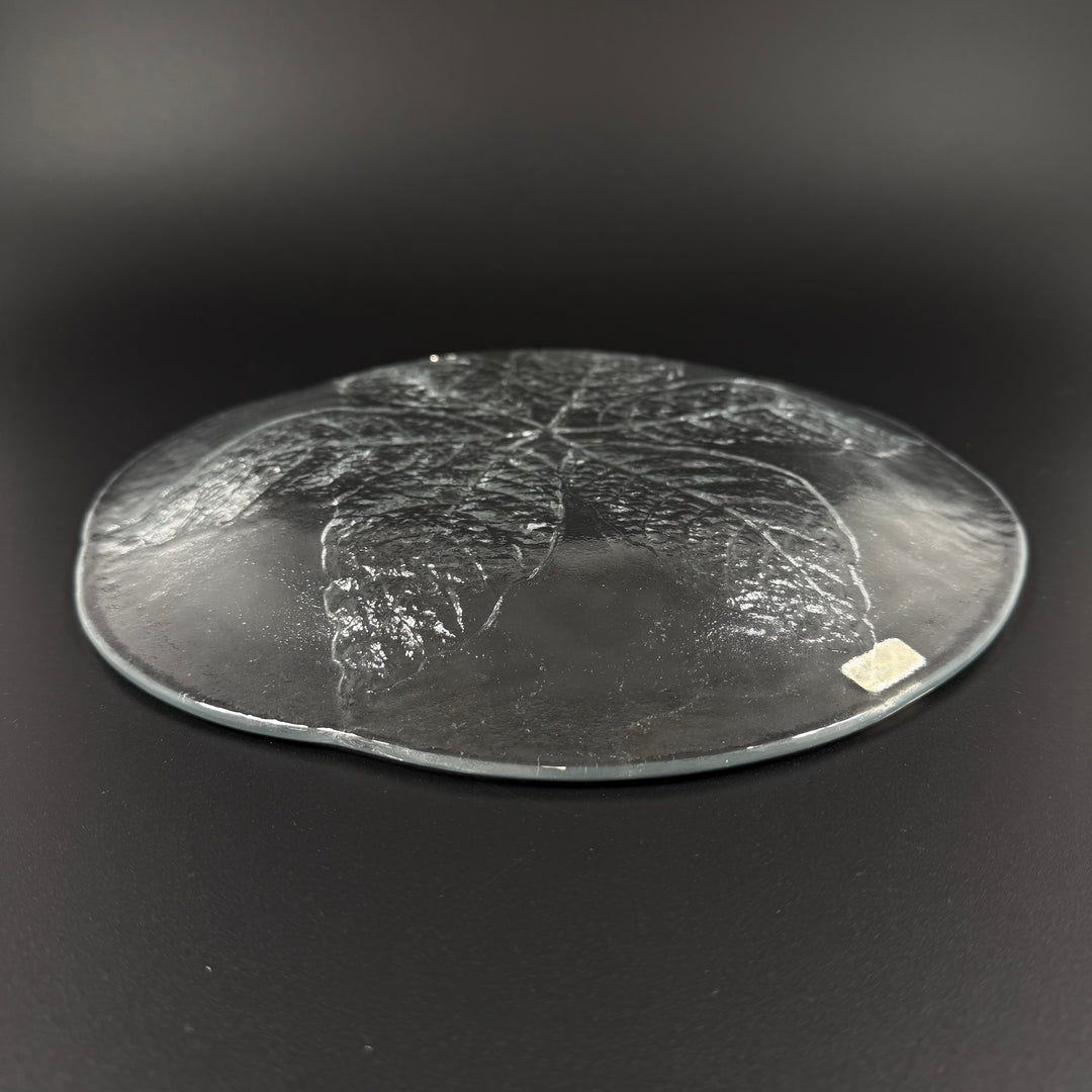 Kosta glasfat med graverat lövmotiv retro