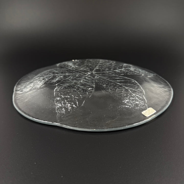 Kosta glasfat med graverat lövmotiv retro