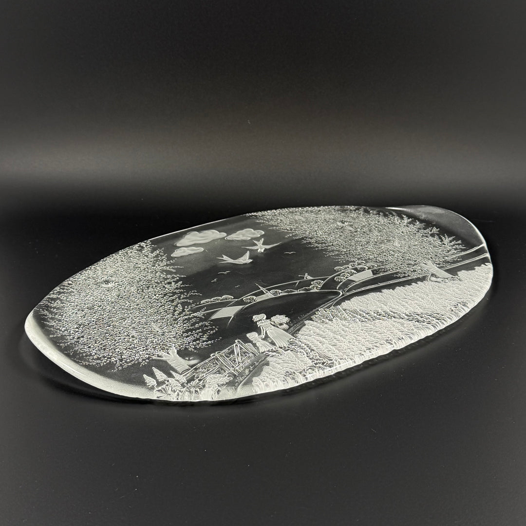 Retro glasserveringsbricka med graverat landskap
