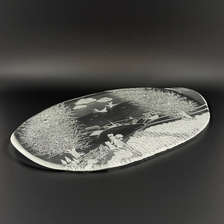 Retro glasserveringsbricka med graverat landskap