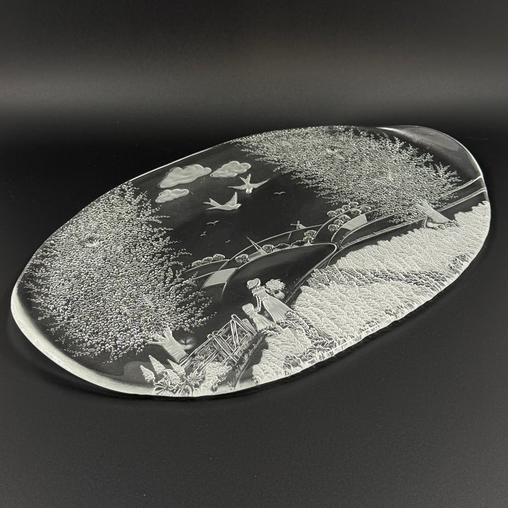 Retro glasserveringsbricka med graverat landskap