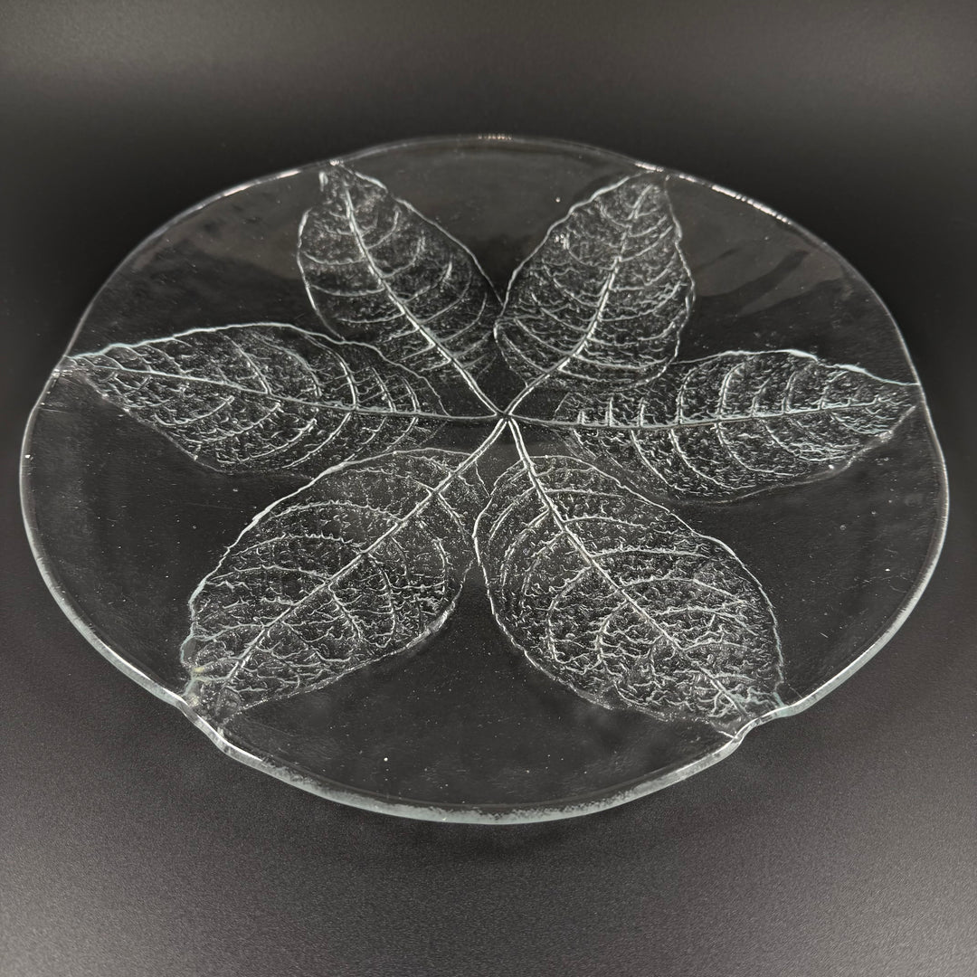 Elegant Kosta Boda glastallrik med ingraverad lövdesign