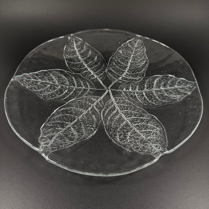Elegant Kosta Boda glastallrik med ingraverad lövdesign