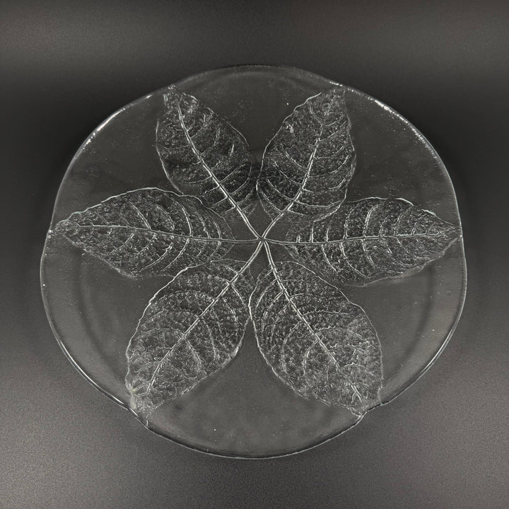 Elegant Kosta Boda glastallrik med ingraverad lövdesign