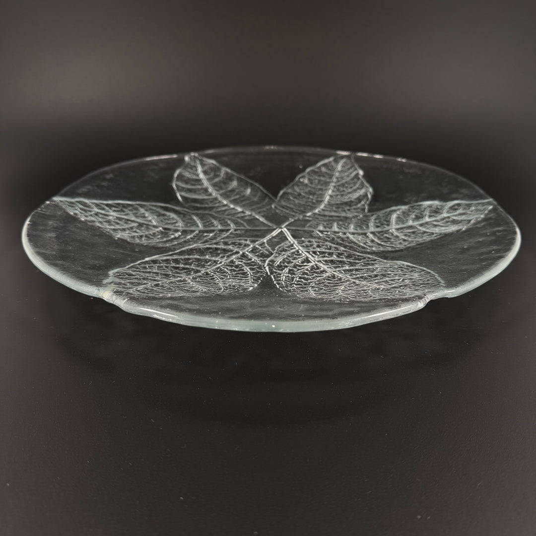 Elegant Kosta Boda glastallrik med ingraverad lövdesign