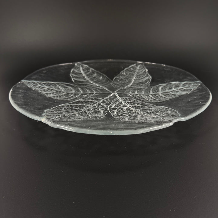Elegant Kosta Boda glastallrik med ingraverad lövdesign