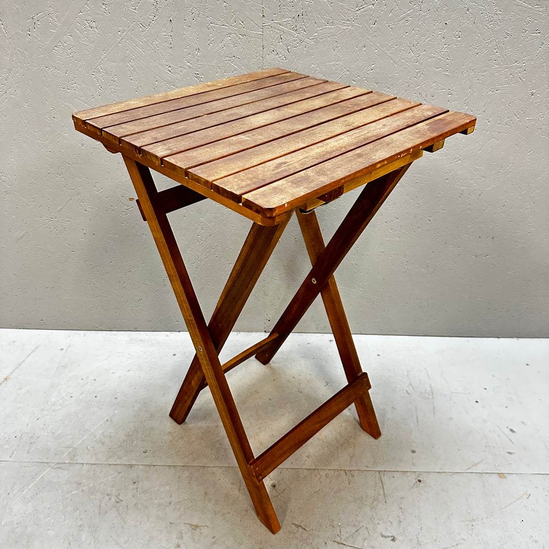 Retro träcaféset med hopfällbara stolar