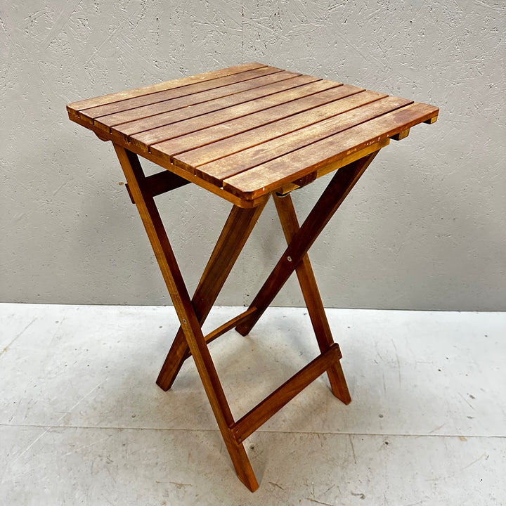 Retro träcaféset med hopfällbara stolar