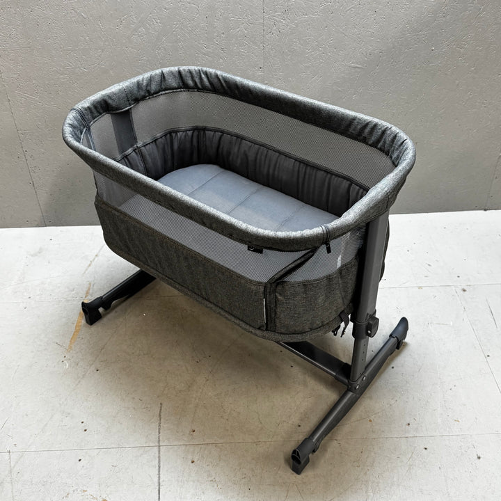 Bärbar grå babysäng på hjul