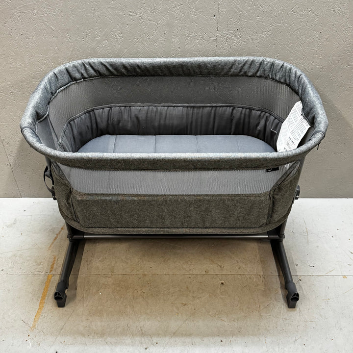 Bärbar grå babysäng på hjul