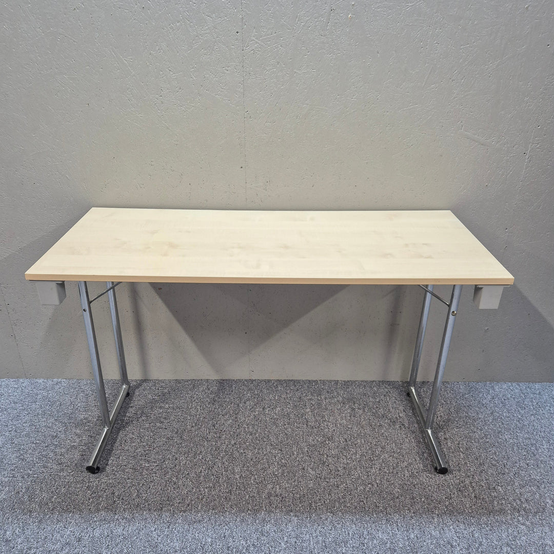 Fällbart bord i ljus träfaner och krom