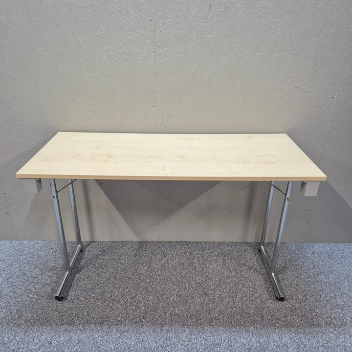 Fällbart bord i ljus träfaner och krom