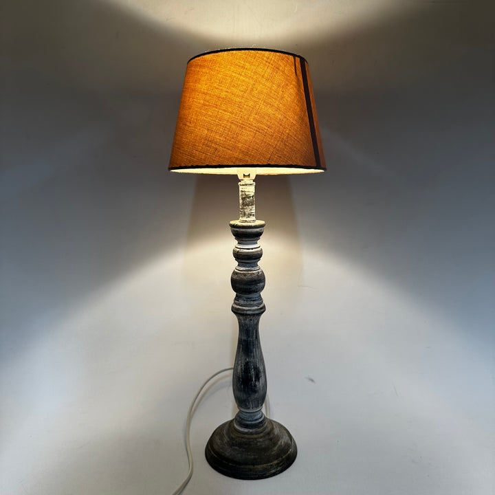 Retro bordslampa i trä och textil