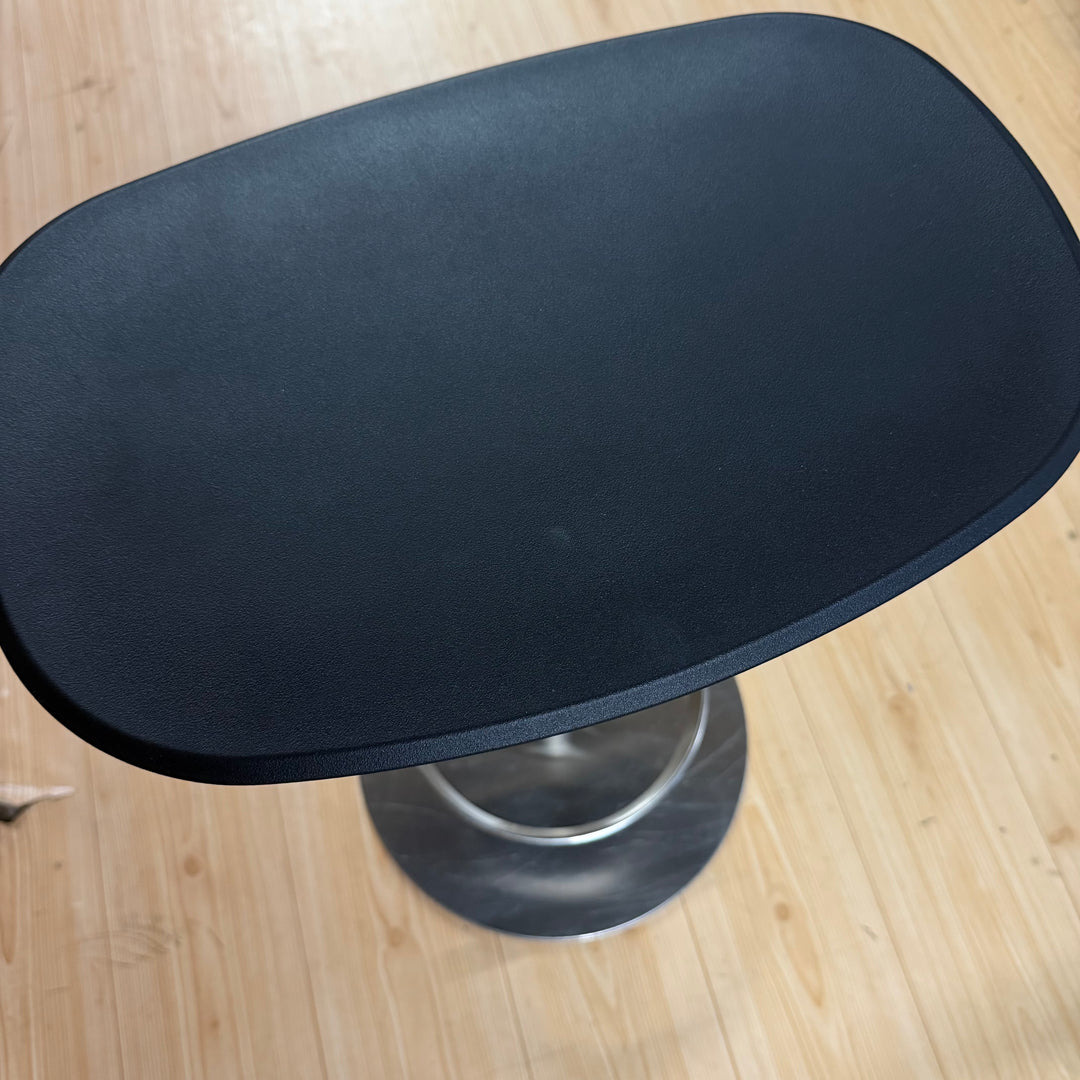 Elegant svart barpall i borstat stål