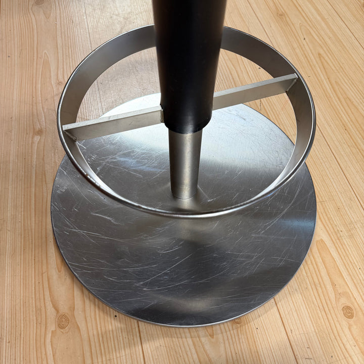 Elegant svart barpall i borstat stål