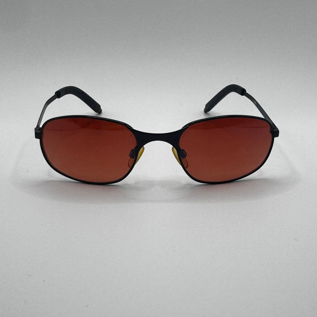 Sportiga solglasögon med röda linser och svart båge - Homy Secondhand Online