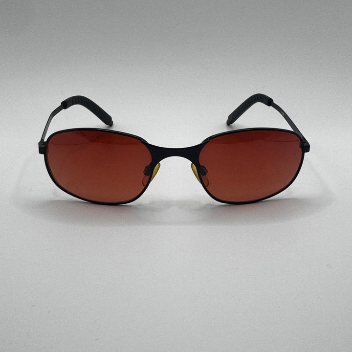 Sportiga solglasögon med röda linser och svart båge - Homy Secondhand Online