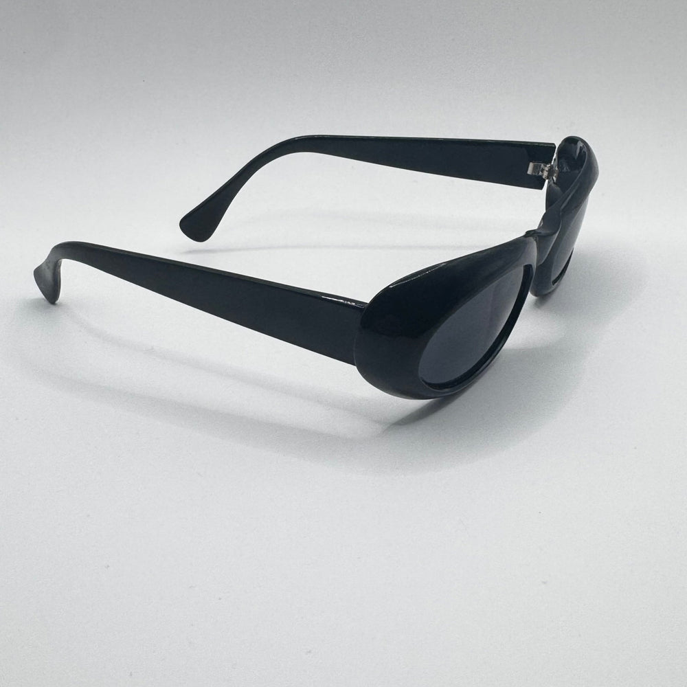 Svarta retro solglasögon i klassisk stil - Homy Secondhand Online
