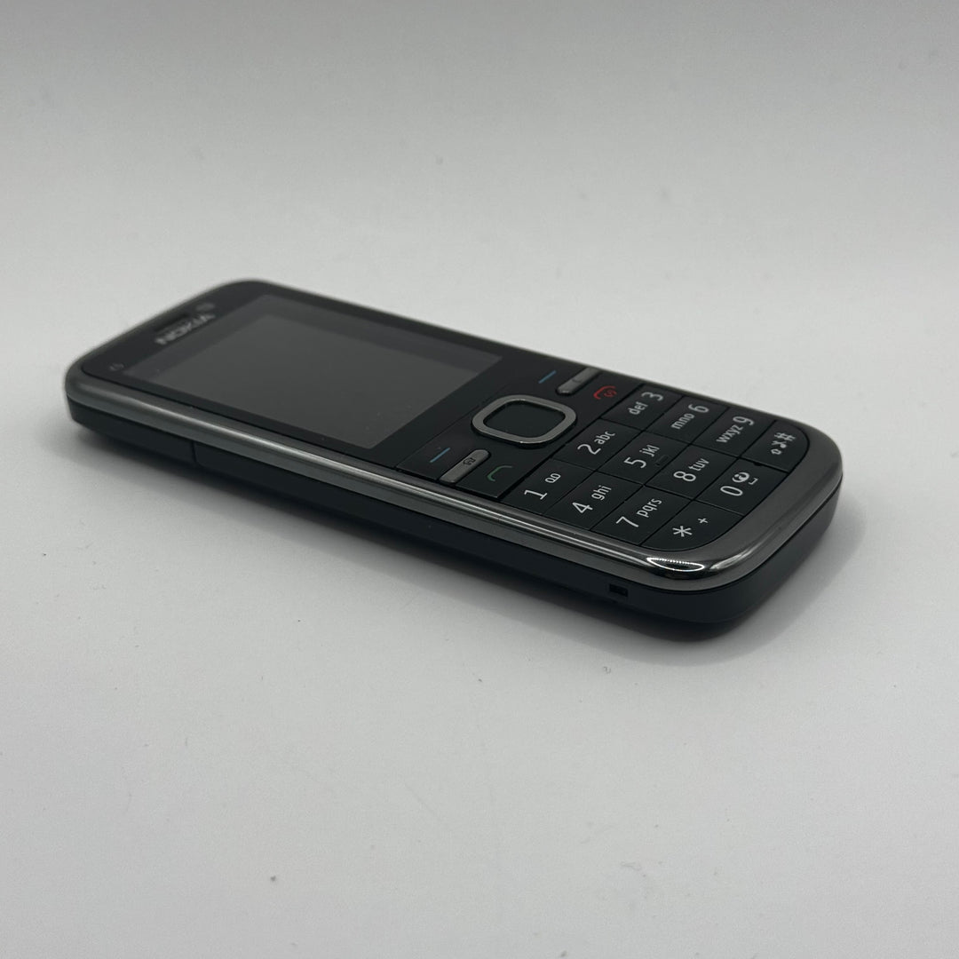 Klassisk Nokia C5 mobiltelefon i gott skick