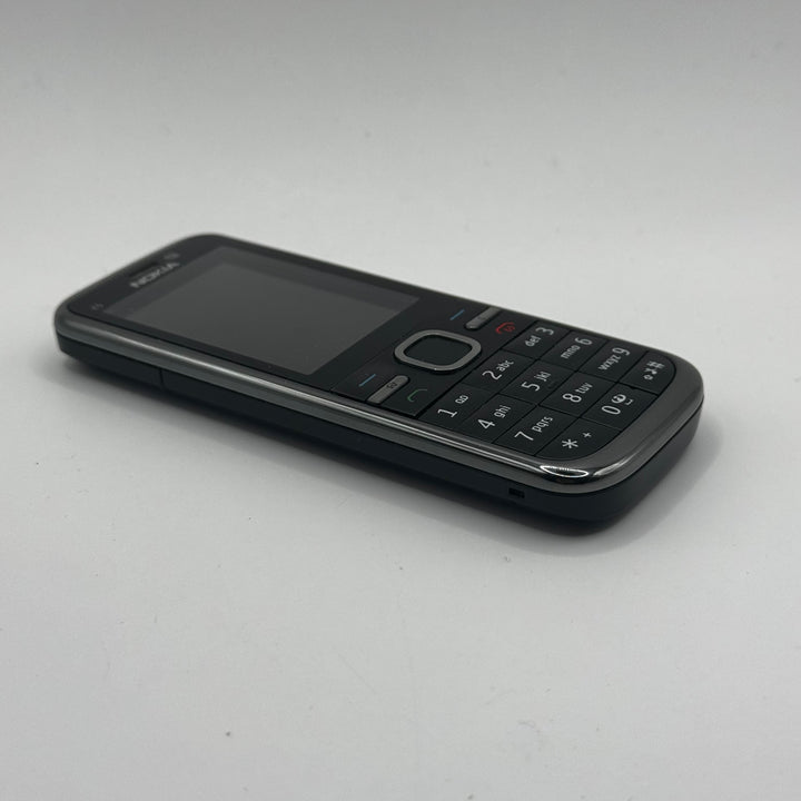 Klassisk Nokia C5 mobiltelefon i gott skick