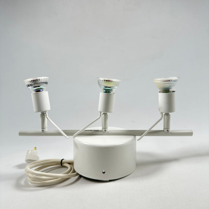 Modern vit spotlightlampa från IKEA