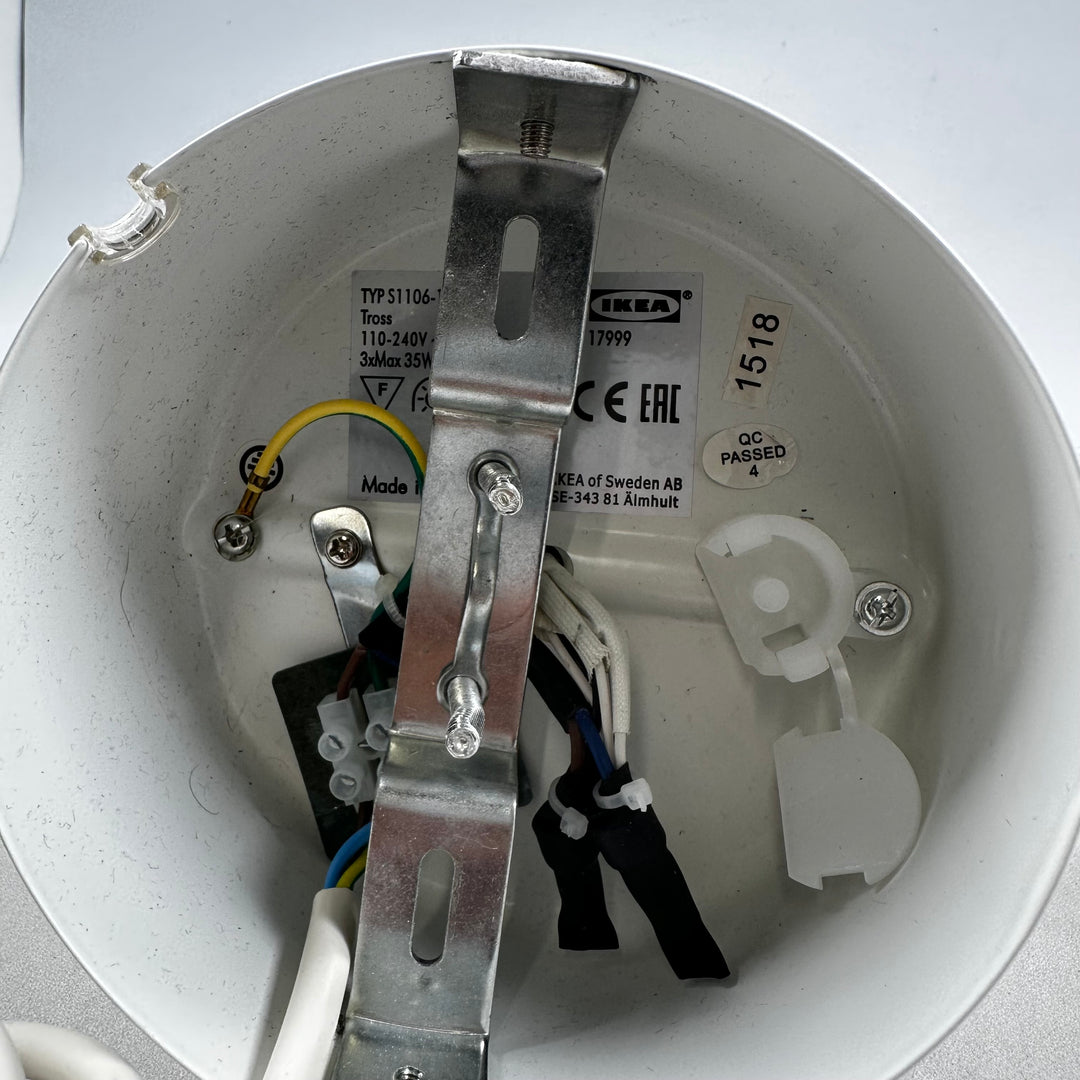 Modern vit spotlightlampa från IKEA