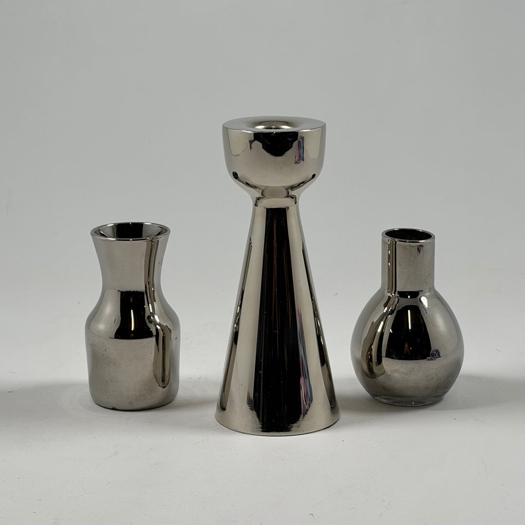 Kromade eleganta ljusstakar och vaser