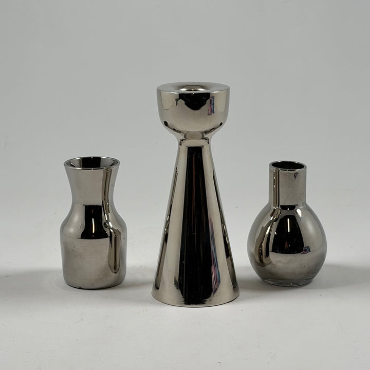 Kromade eleganta ljusstakar och vaser