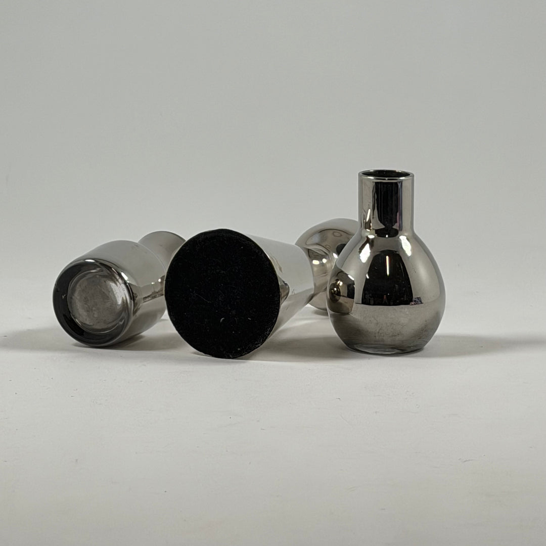 Kromade eleganta ljusstakar och vaser