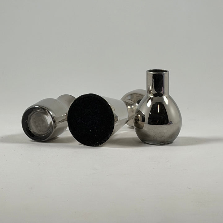 Kromade eleganta ljusstakar och vaser