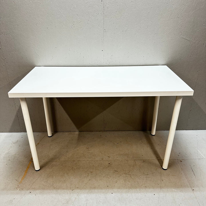 Minimalistiskt IKEA LINNMON skrivbord i vitt