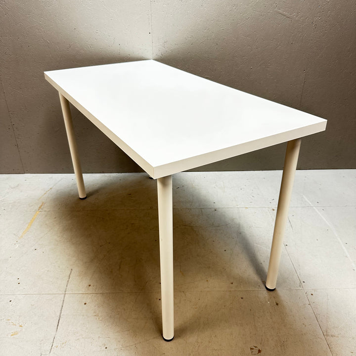 Minimalistiskt IKEA LINNMON skrivbord i vitt