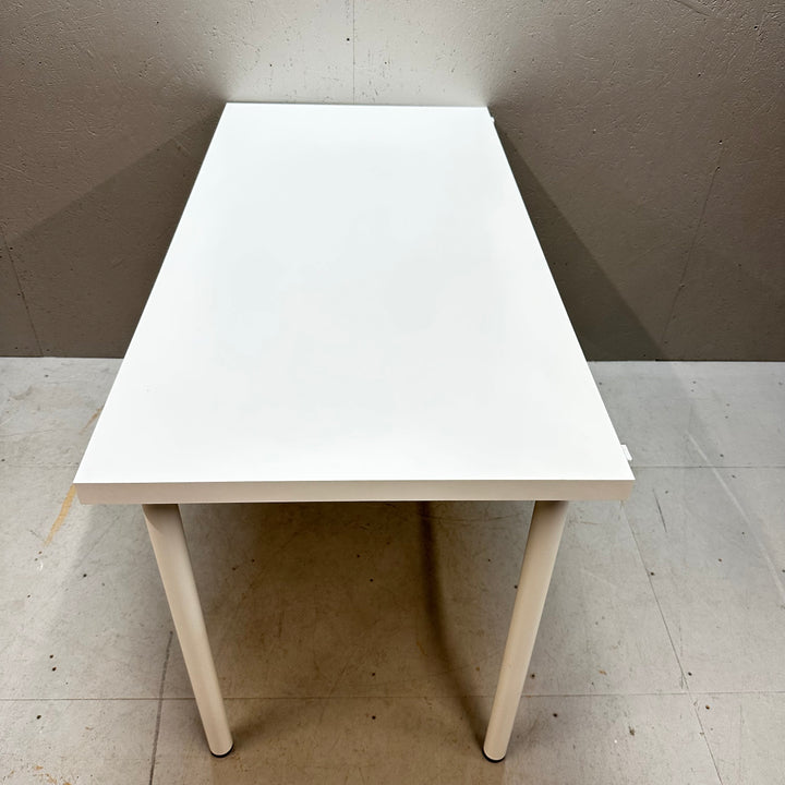 Minimalistiskt IKEA LINNMON skrivbord i vitt