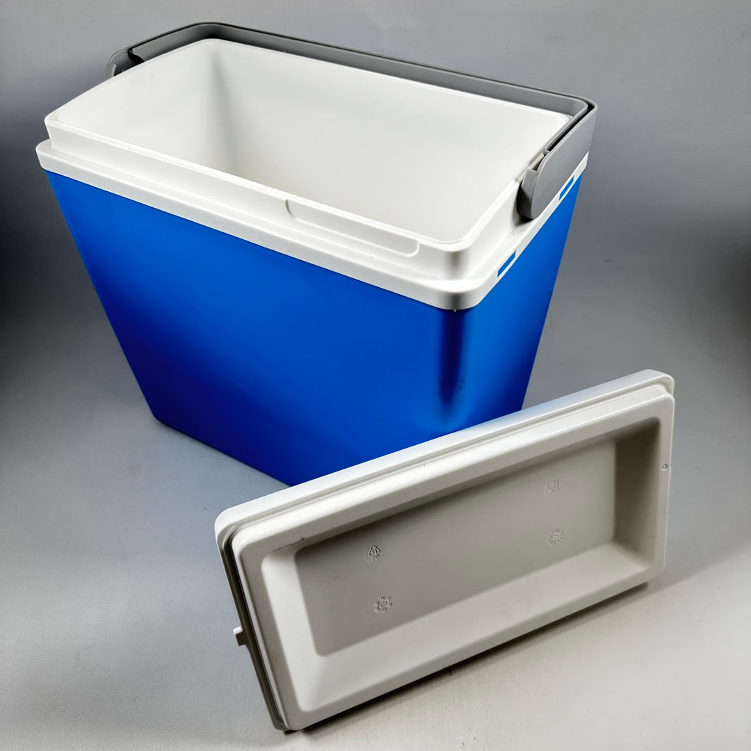 Blåvit charmig kylbox för utflykter