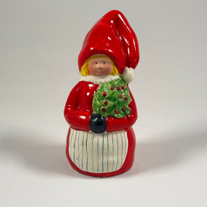 Röd julfigur med grönt kransmotiv