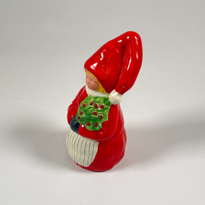 Röd julfigur med grönt kransmotiv