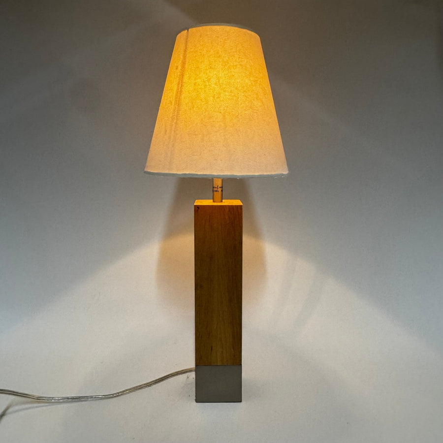 Elegant bordslampa i trä med vit skärm - Homy Secondhand Online