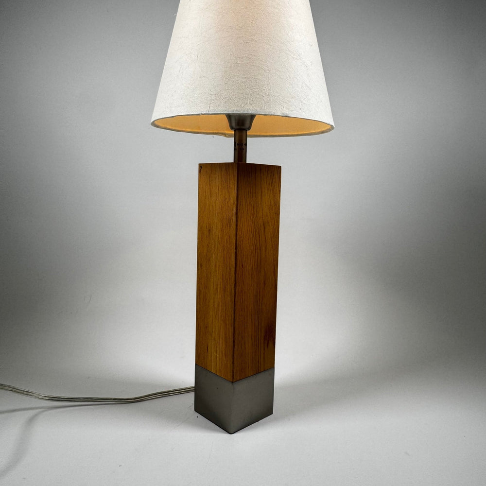 Elegant bordslampa i trä med vit skärm - Homy Secondhand Online