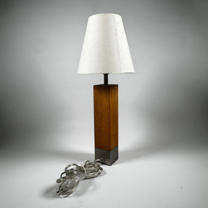 Elegant bordslampa i trä med vit skärm - Homy Secondhand Online