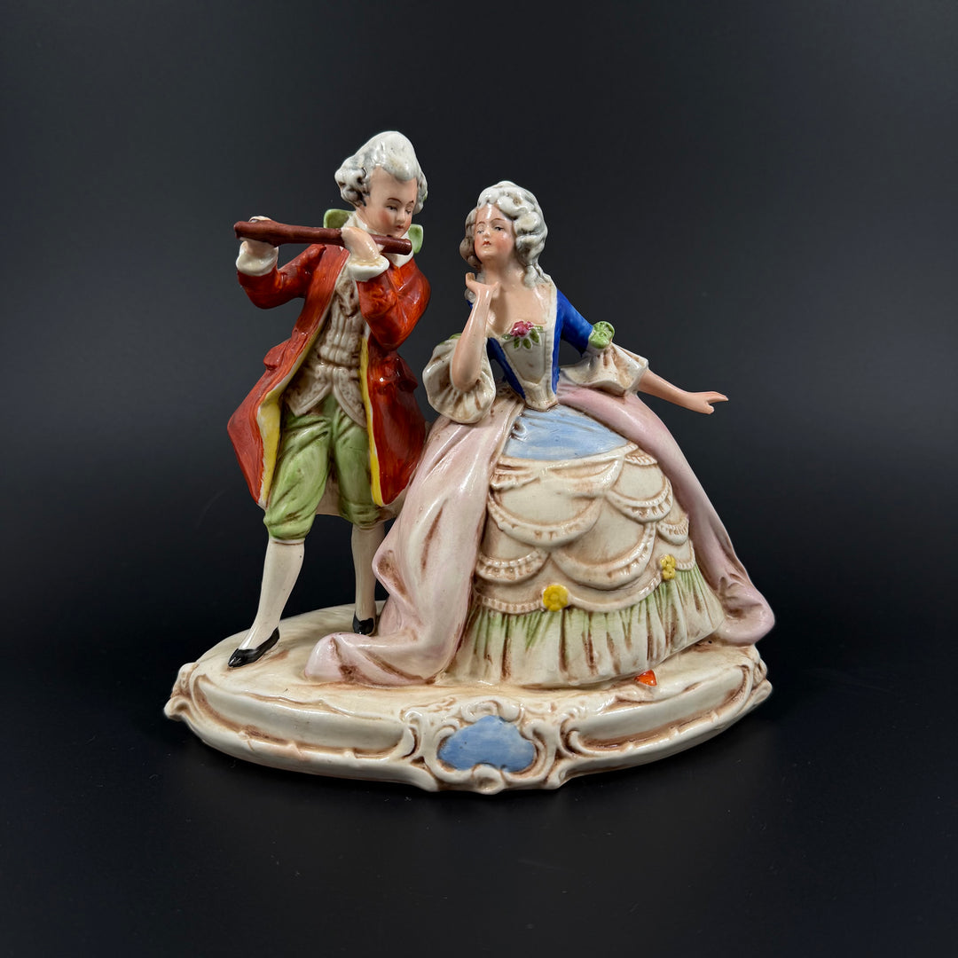 Keramikfigur med detaljerat 1700-talsmotiv retro