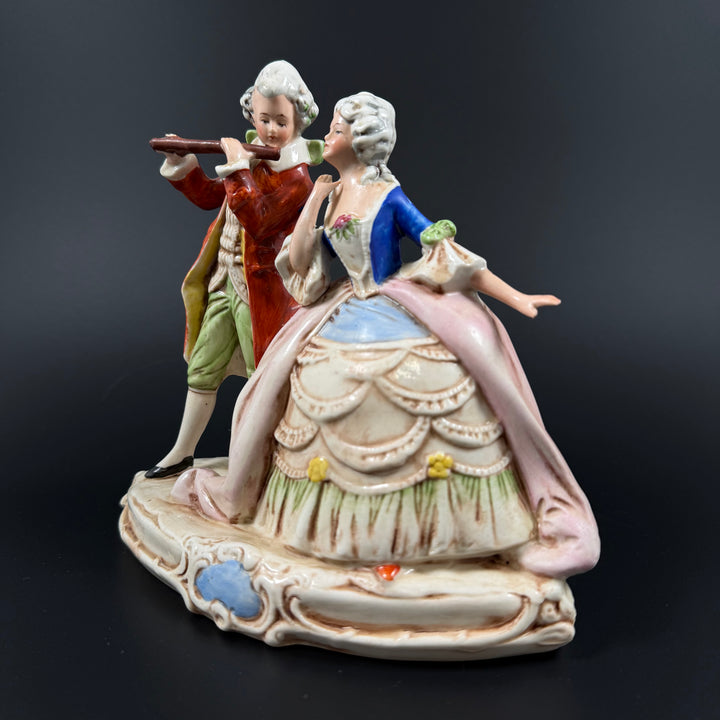 Keramikfigur med detaljerat 1700-talsmotiv retro