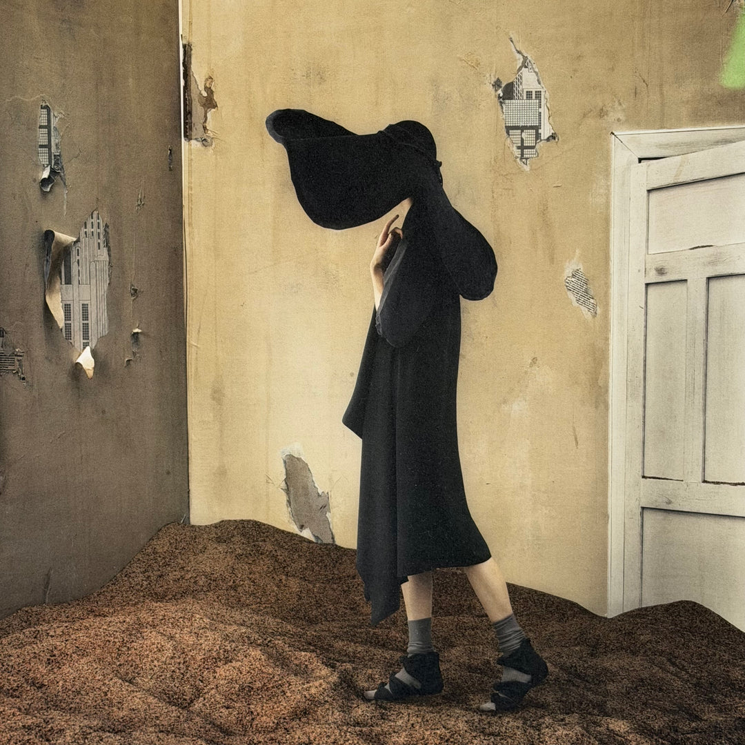 Surrealistiskt konsttryck person i svart kappa