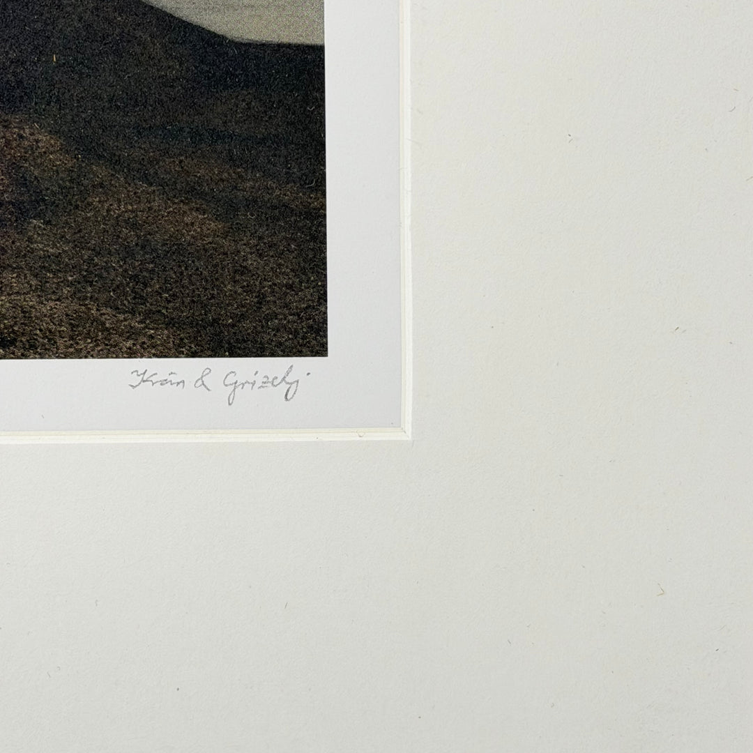 Surrealistiskt konsttryck person i svart kappa