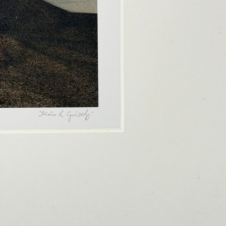 Surrealistiskt konsttryck person i svart kappa