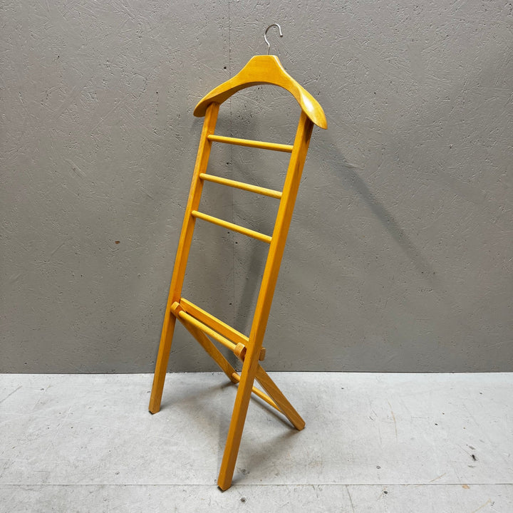Gul trä galgställning retro design - Homy Secondhand Online