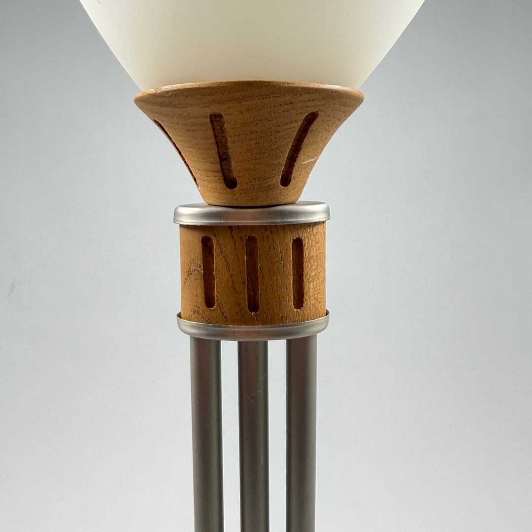 Elegant bordslampa i metall och trä från Cottex